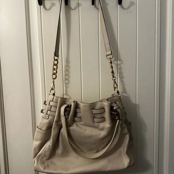 Michael Kors Cream and Gold Shoulder Bag with Elegant Design - Picture 3 of 6